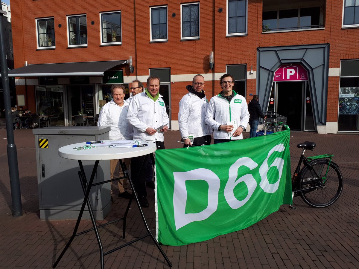 D66PN's tweet photo. Lekker in het zonnetje in de Parade in Nootdorp #d66krijgthetvoorelkaar  #ingesprekmet #d66 https://t.co/AJNY4jJit5