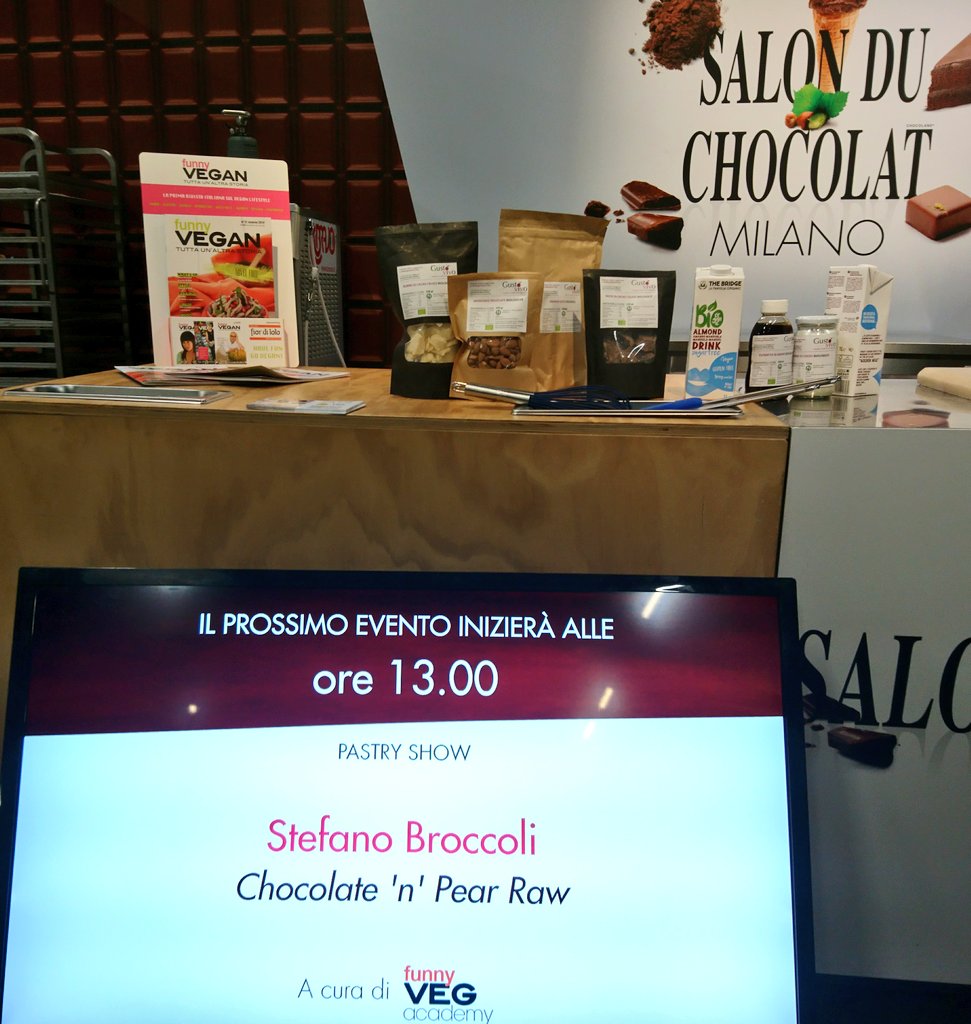 FunnyVegAcademy's tweet photo. Vi aspettiamo al palco del #pastryshow per la #ricetta #raw #cioccolato #pere di #chef @stetosteto #salonmi2018 @SalonChocolatMI @FieraMilanoSpa https://t.co/cMA4YgauTd