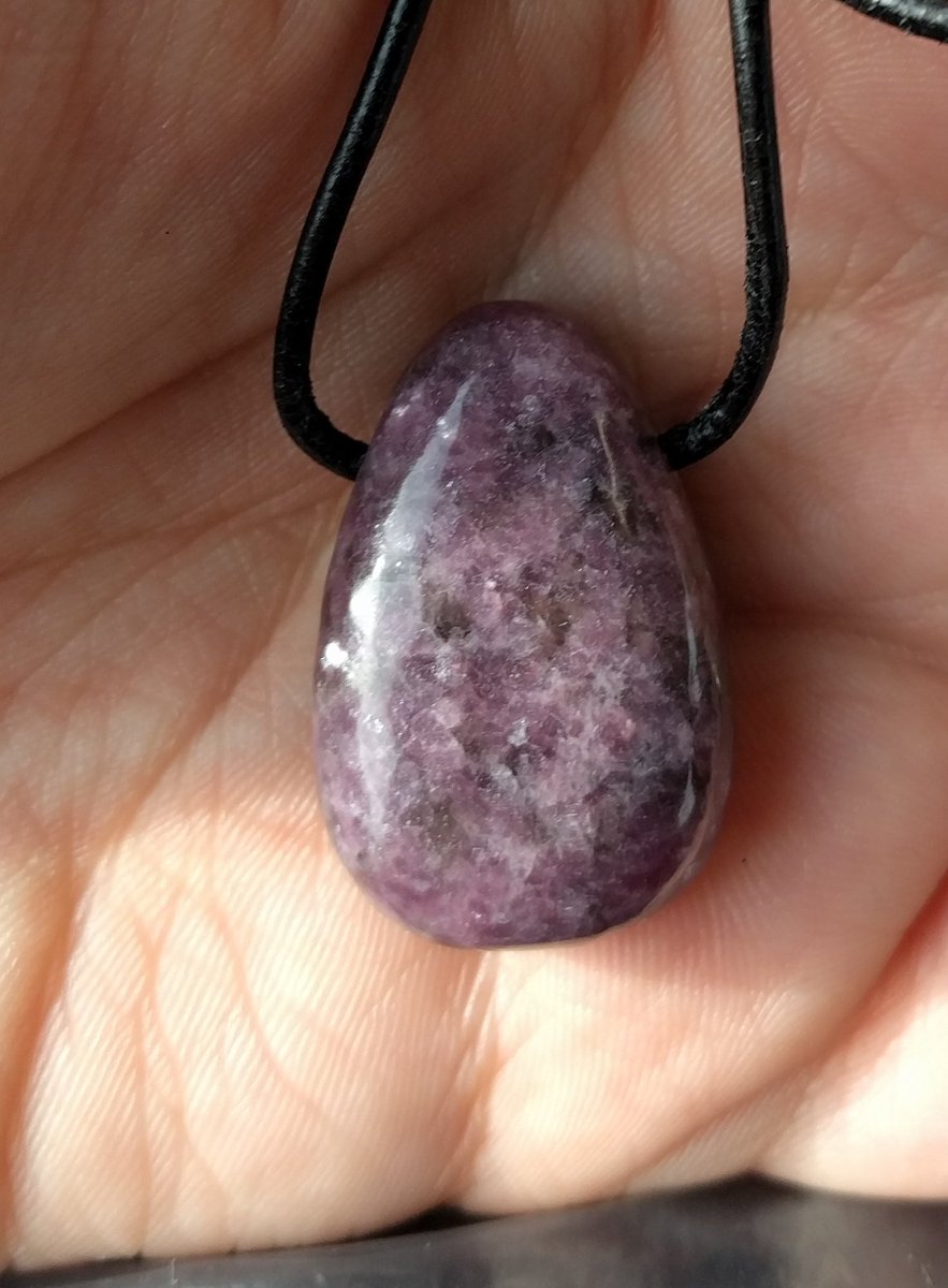 die_gRuFtY's tweet photo. Ich besuche heute @micatheneco an ihrem Grab.
Als kleines Geschenk für sie hatte ich einen Lepidolith mit. Ein Lepidolith ist ein Glimmer, oder, auf Englisch, ein mica. https://t.co/VG4HJ9iJkP
