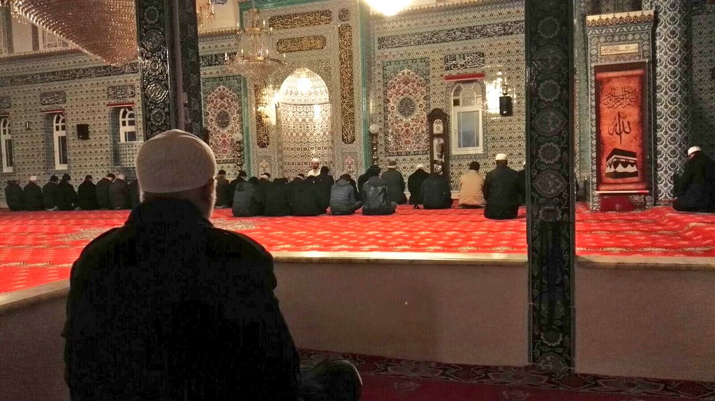 SakaryaKYGM's tweet photo. Sabahattin Zaim'li gençler Manevi Rehberleriyle  Lokman Hekim Camii'nde Sabah namazını kılarak  sabahın bereketinden istifade ettiler. https://t.co/jFpDVQ2lzV