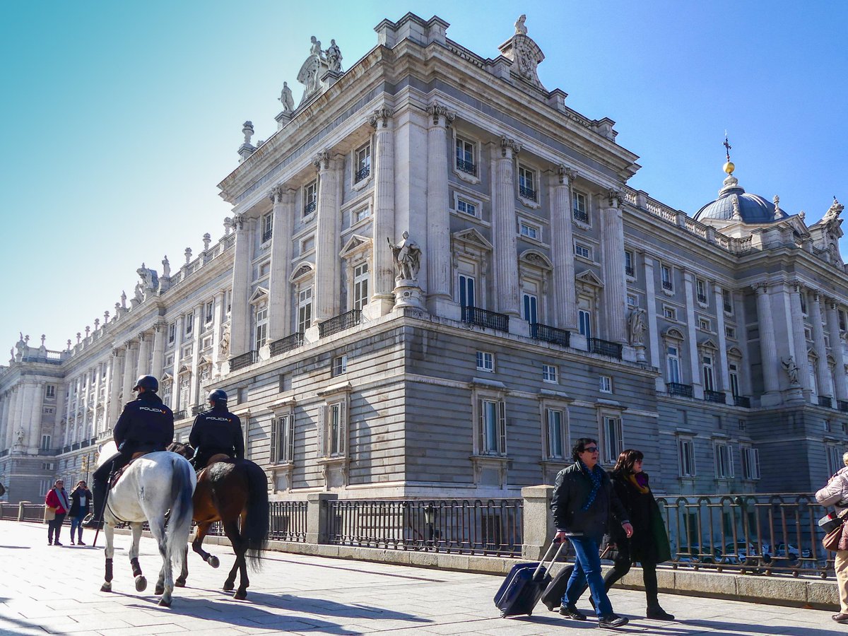 jmmcorral's tweet photo. @PodCastizo @museoalmudena @realessitios @madridnube @ToniGutiFoto @celesgalan64 @gmales74 @montesdeocapl @HOSTALPERSAL @Mac3427Milagros @madrid_distinto @ManuelRevilla57 Tiene excelentes vistas, lo mires desde donde lo mires #Madrid ¡Feliz sábado! https://t.co/PZOby1y9nk