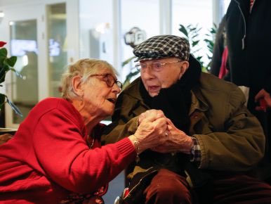 Door mijn werk, binnen een particuliere zorginstelling, vind ik het zo vanzelfsprekend dat echtparen samen mogen blijven wonen. Helaas geldt dit (nog steeds) niet voor de reguliere zorginstellingen. #opaenoma 😔 noordhollandsdagblad.nl/playlist/west-…