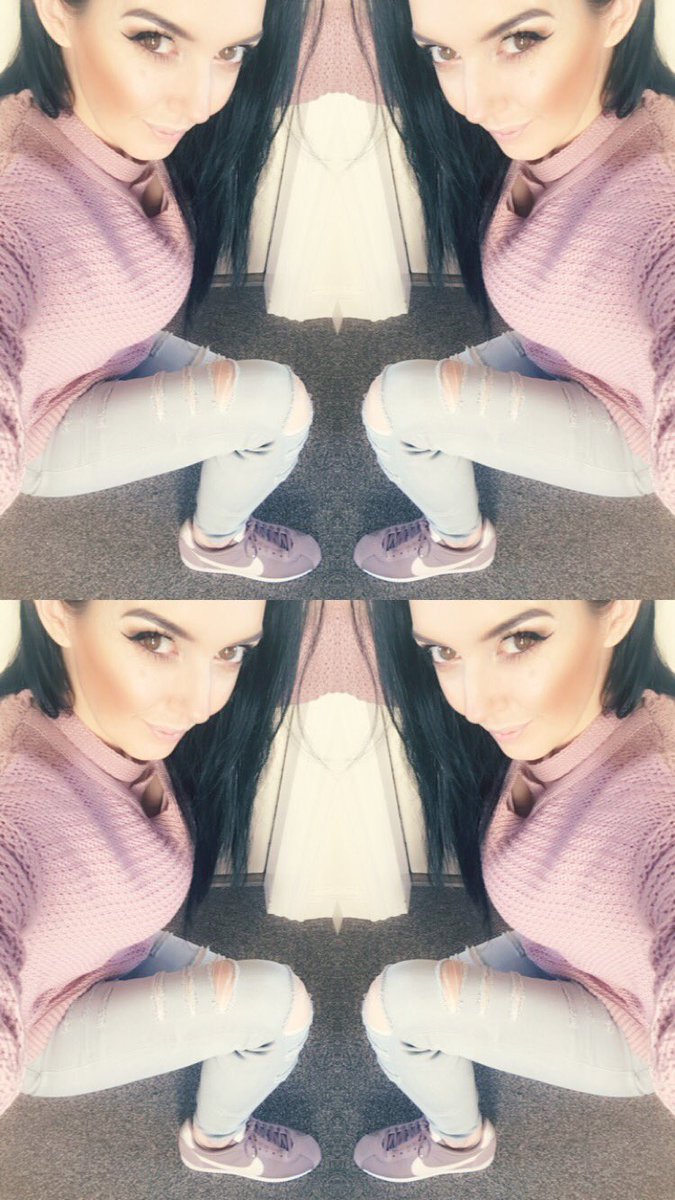 paperdolli1's tweet photo. Saturday Casuals 👚👟 https://t.co/Usc3okYTcU