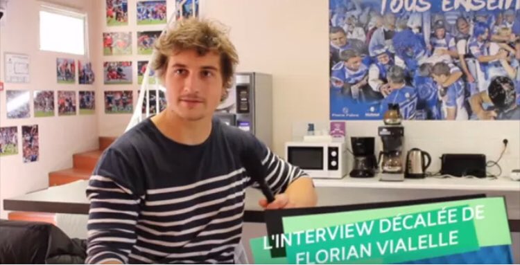 rugbyamateurfr's tweet photo. VIDEO 🎬 - l’interview décalée de… Florian Vialelle (@CastresRugby) #MerciParrain @FFRugby 
➡️ https://t.co/tuKokuOxz3 https://t.co/rXt9NvJJPk