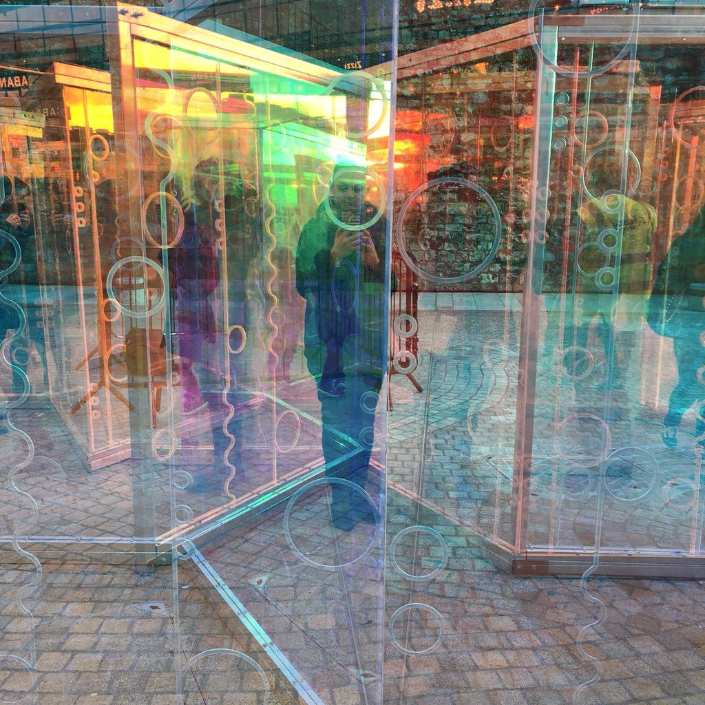 jenniferraw's tweet photo. The Festival of Light was also a great colourful delight! Managed to catch these iridescent walls at sunset #letlightinwq @westquay #southampton https://t.co/orCXDBIe3W