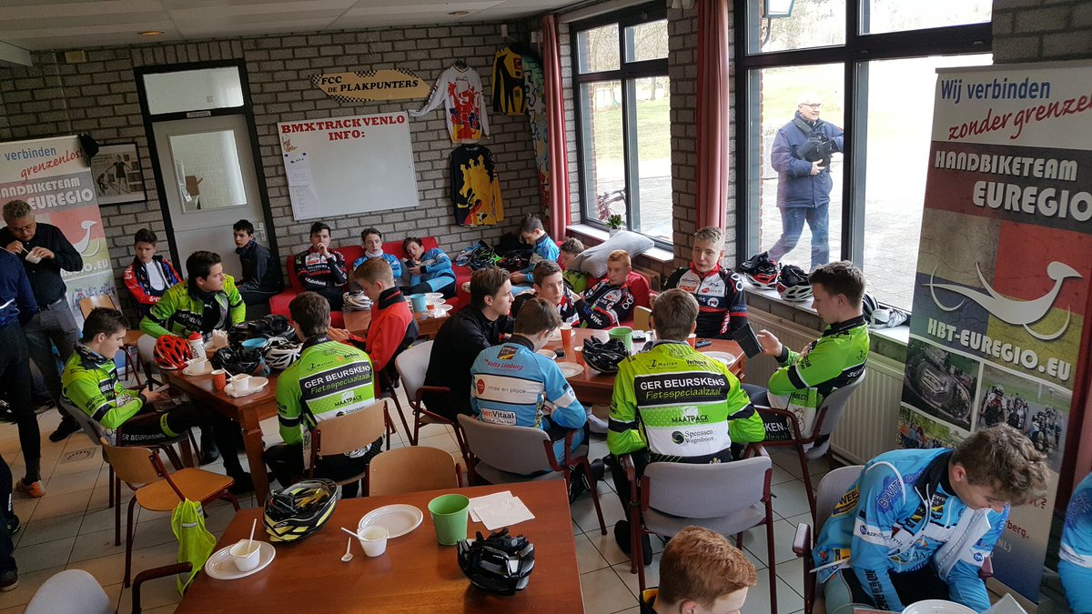 MHonderdors's tweet photo. Gezamenlijk lunch #limburgcyclingwielerkamp in Venlo https://t.co/kdoSdAeF9K