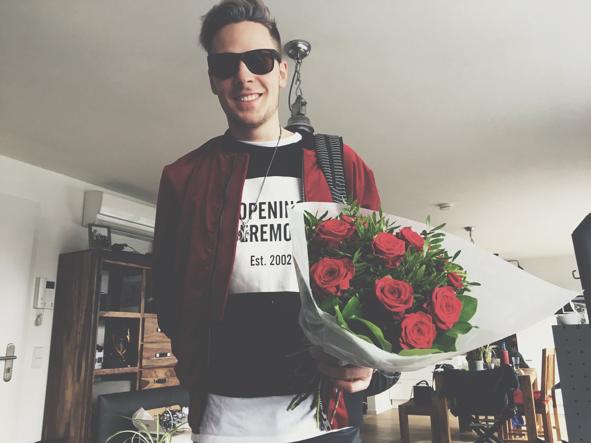 JodieCalussi's tweet photo. Kleine Überraschung bekommen😍🌹 @rewinside https://t.co/YhSpozVgcm