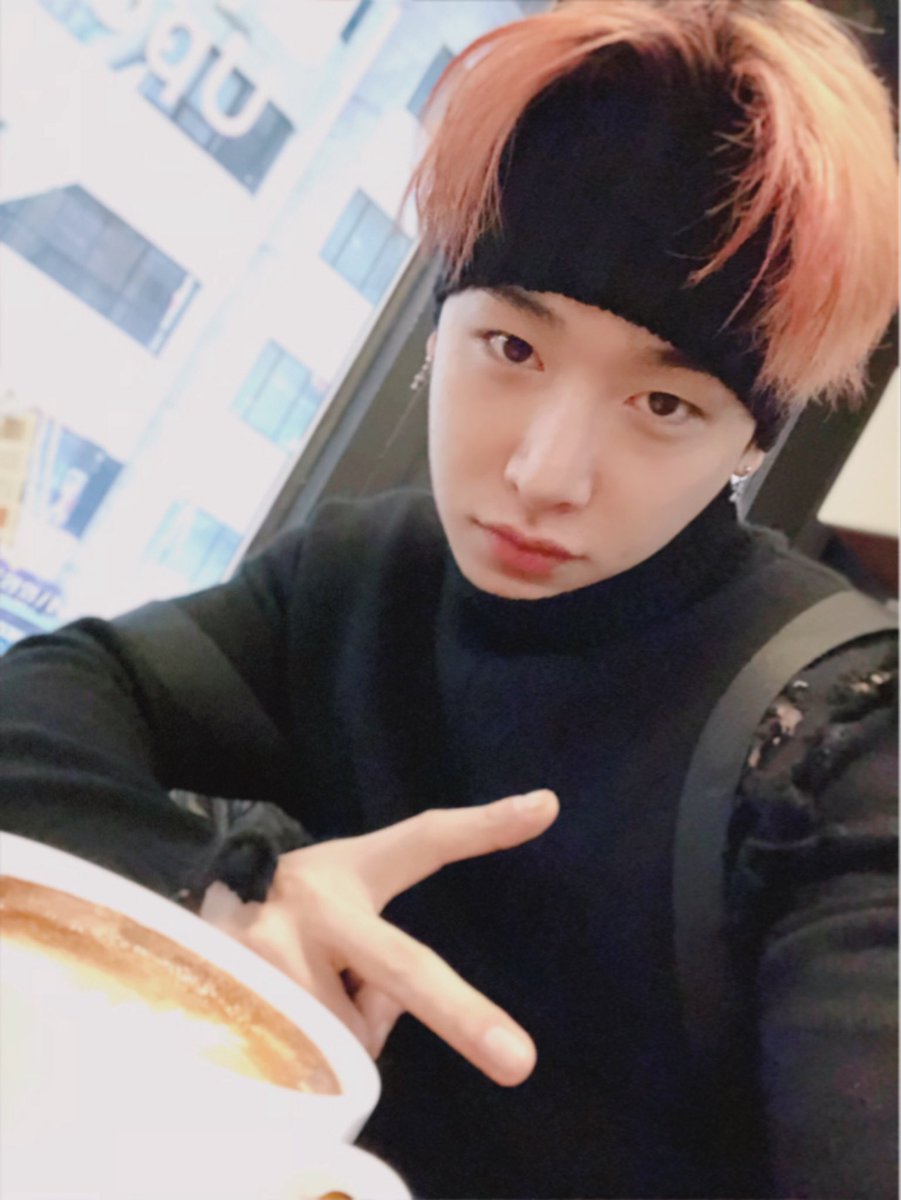 OfficialMONSTAX's tweet photo. [#원호] 엄마랑 동생이랑 커피마시고있어요 몬베베는 잘쉬고 있어요?? https://t.co/WsXjV6SayK