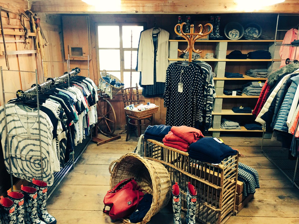 StoryofEmmental's tweet photo. Shopping im Emmental. Moderne Mode kombiniert mit traditionellen Räumen im Bauernhaus. Im Lüthi Look Wasen im #Emmental kaufen auch die Städter/innen erfolgreich ein. #Wasen #Mode #Shopping https://t.co/9BEAott2LC https://t.co/j8dwdHEXB3