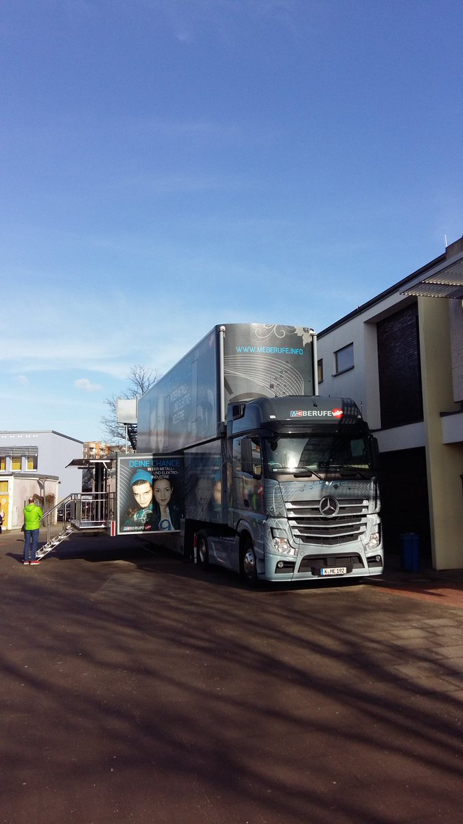 stuebenhoferweg's tweet photo. #Stübi - #Metallberufe im Fokus! #Nordmetall - Truck an der #Stadtteilschule Stübenhofer Weg! https://t.co/CkYwu6cAmy