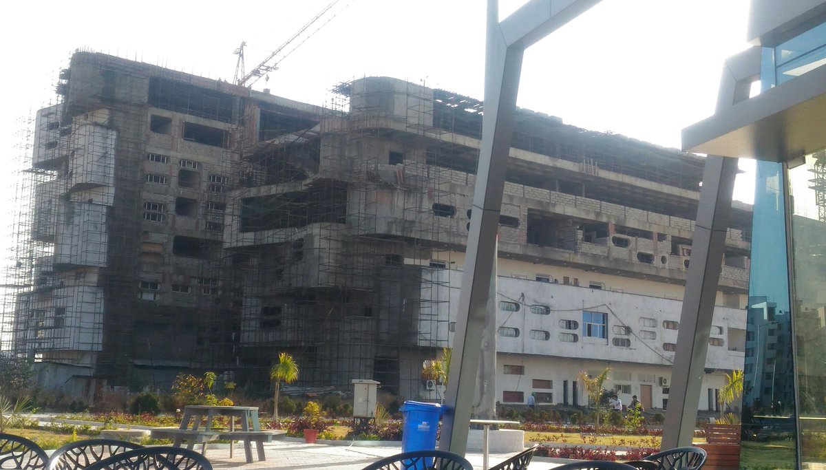 ie_sparkle's tweet photo. On 17th feb 2009 arjun singh  laid the foundation of iit indore. From that day IIT indore shows graphic image of pod but actuality is different. Student are forced to work in those underconstructed building. #saveiitindore @PrakashJavdekar  @narendramodi @S_MahajanLS https://t.co/ZJ87ApnACS