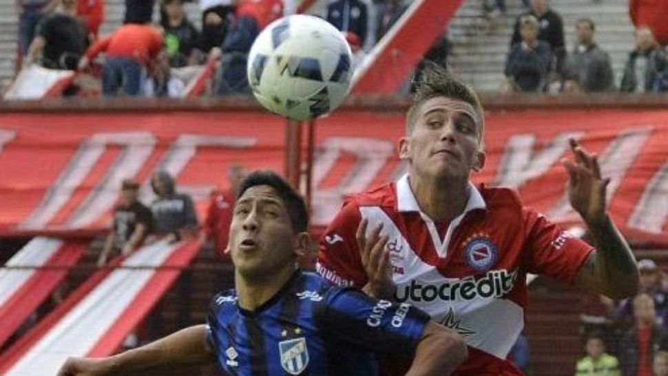 Cronica_ok's tweet photo. El Bicho recibe al Decano y espera volver a picar https://t.co/3MrLmaMO6M #ALas17 #PicanPicanLosMosquitos #PicanConGranDisimulo #UnosPicanEnLaCaraYOtrosPicanEnEl #CuuuuuandoFuiALaColina https://t.co/X40J9EoWE2