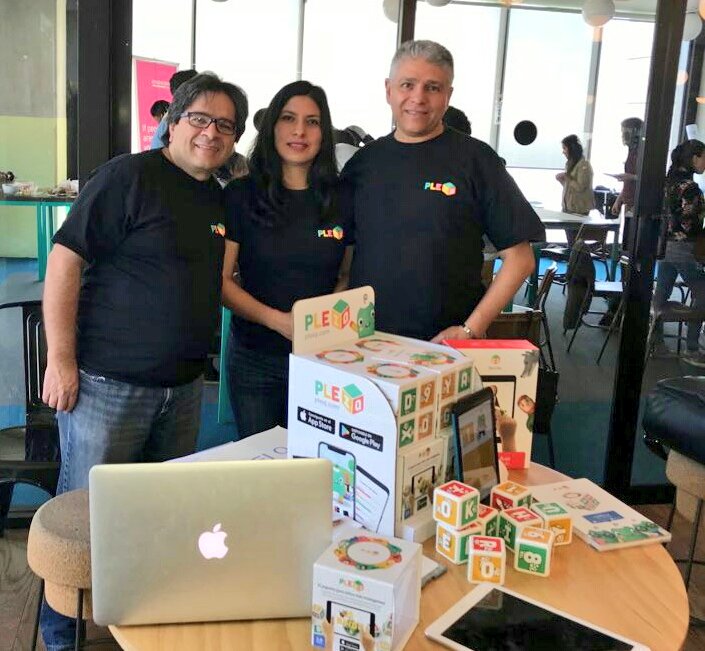 adarocha's tweet photo. @PleIQ_es junto a nuestros aliados #B2Ed en México #Drafconsultores en el #ExaDay, uno de los principales canales de distribución de #AppleMéxico, al que asisten más de 150 escuelas de #CDMX. Felicitaciones al equipo de https://t.co/qK8UIr5x1I https://t.co/BocqnY15M6