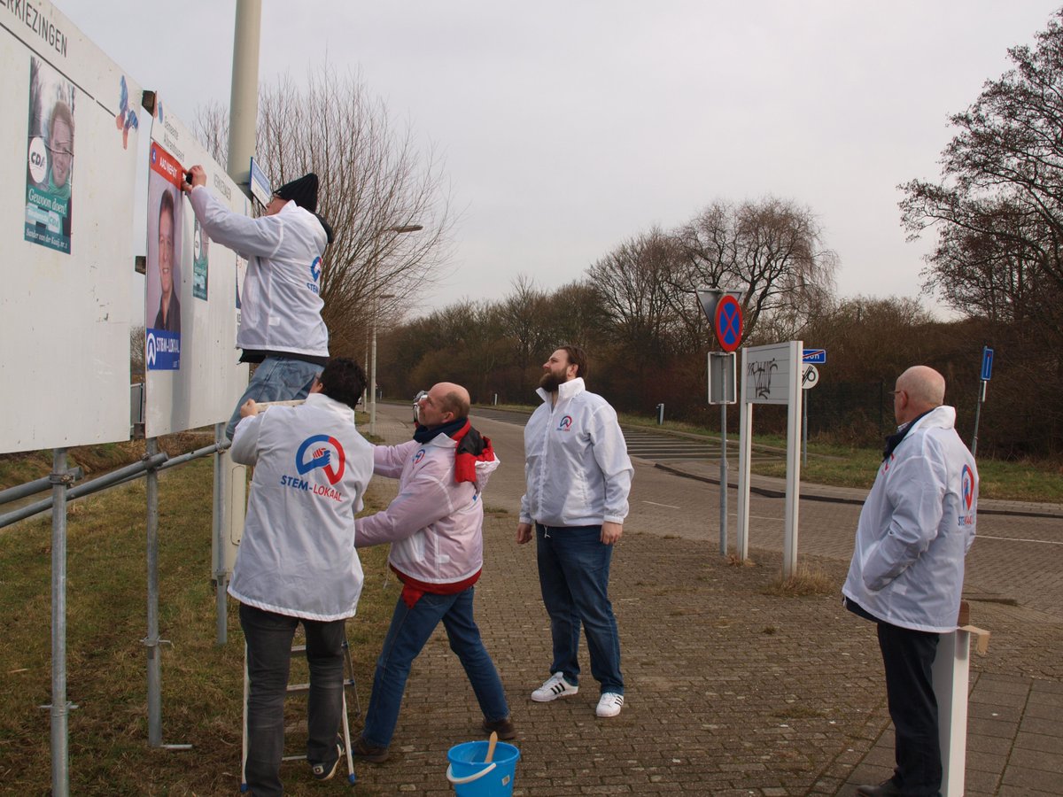 Posters plakken met Stem-Lokaal.