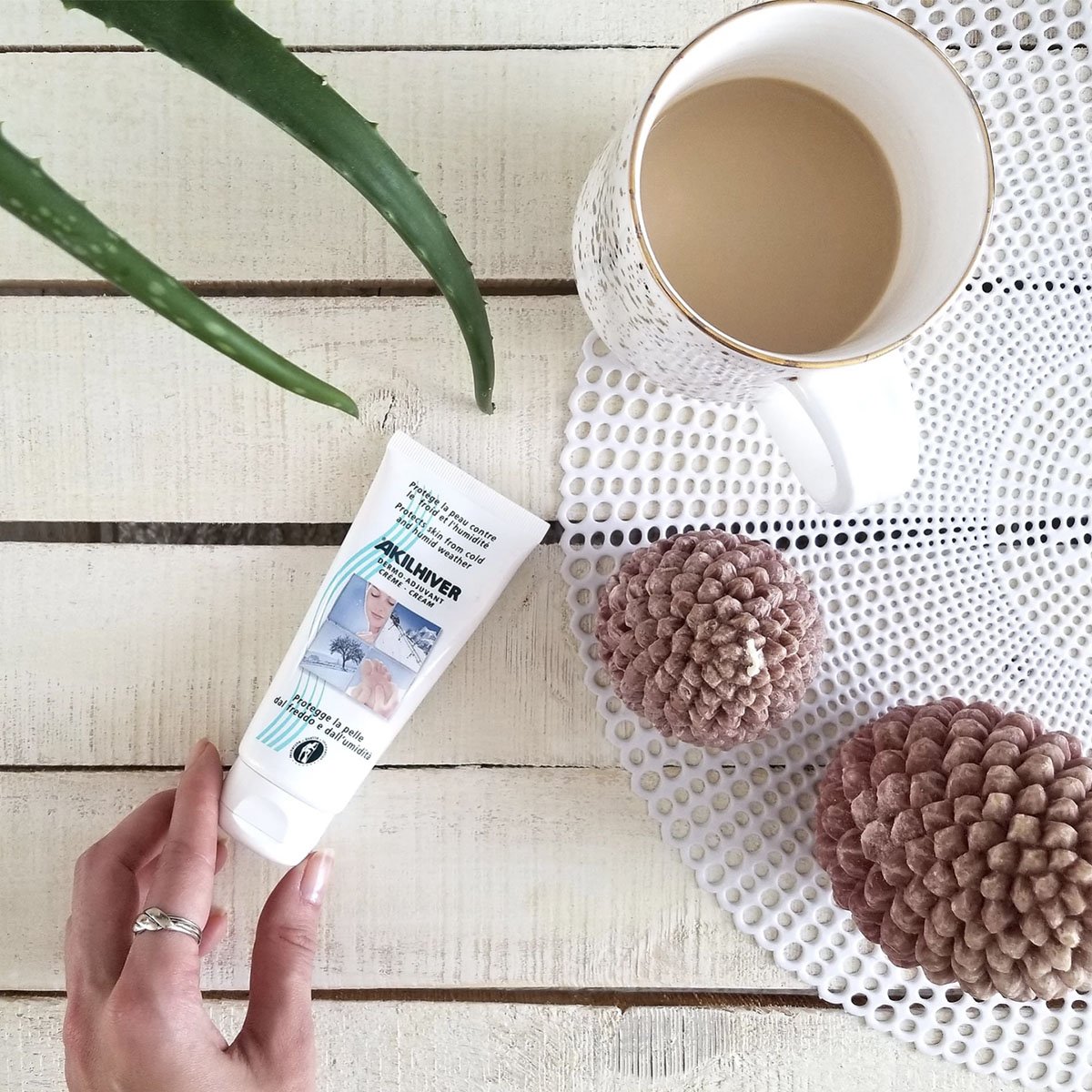 La blogueuse <a href="/LucieRoseL/">Lucie Rose Lévesque</a> adore appliquer la crème Akilhiver sur les joues de ses enfants pour les protéger du froid, de l'humidité et du vent. À essayer! #Akilhiver #LaboratoireLarima