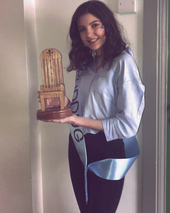 CharlotteLeony's tweet photo. Balch iawn! Enillodd @manonlynn y gadair 2018 👏🏼🏴󠁧󠁢󠁷󠁬󠁳󠁿#eisteddfodysgol https://t.co/qF3I1Uioc7