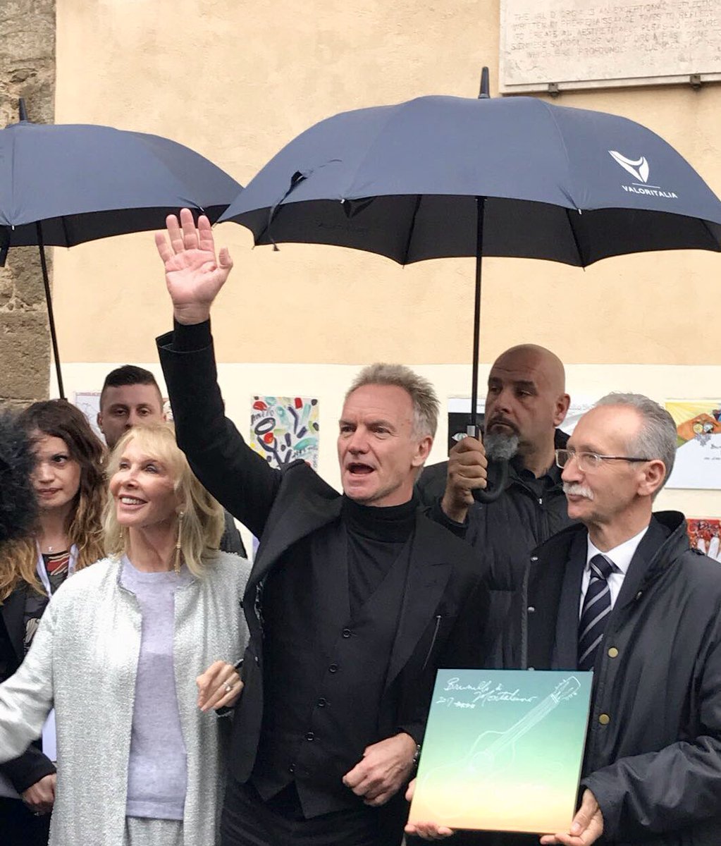 WineNewsIt's tweet photo. #BenvenutoBrunello2018, la #piastrella celebrativa con le 4 #stelle all’#annata 2017 del @ConsBrunello firmata da @OfficialSting non è un #unicum: è "riprodotta" anche nell'#etichetta nuovo #vino prodotto dalla #rockstar nella sua #TenutaIlPalagio, un #rosso 100% #Sangiovese https://t.co/ZkaIgXpeEa