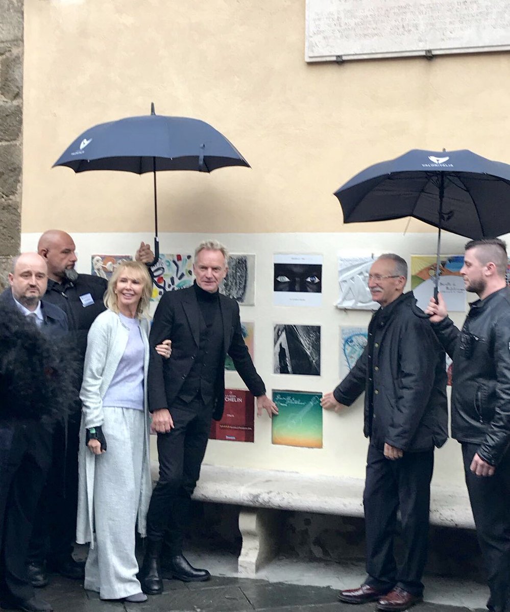 WineNewsIt's tweet photo. #BenvenutoBrunello2018, la #piastrella celebrativa con le 4 #stelle all’#annata 2017 del @ConsBrunello firmata da @OfficialSting non è un #unicum: è "riprodotta" anche nell'#etichetta nuovo #vino prodotto dalla #rockstar nella sua #TenutaIlPalagio, un #rosso 100% #Sangiovese https://t.co/ZkaIgXpeEa