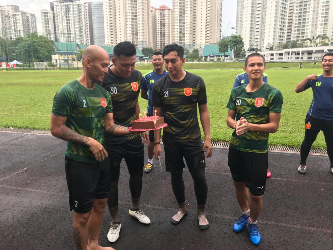 PJRangers's tweet photo. Jurulatih, pegawai dan pemain2 pasukan PJ Rangers meraikan Harijadi pemain pemain seperti Masran, Farhan dan Shreen yang lahir di bulan Februari di padang latihan hari ini.
#PJRangers
#ONEAirAsia
#DareToDream https://t.co/xemUc4inTE