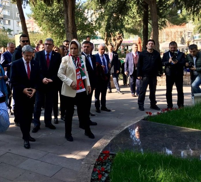 TCAytunCiray's tweet photo. Sn @meral_aksener ile Karşıyaka'da Zübeyde Hanım'ın mezarını ziyaret ettik. https://t.co/2jjPEuXYPM