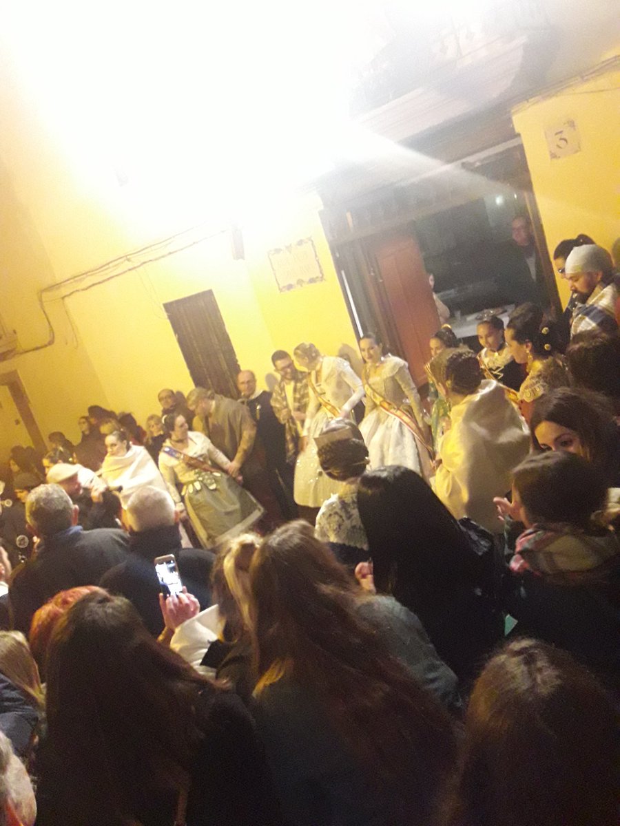 santaannafalla's tweet photo. Anit va ser el nostre torn per a la nit d'albaes.
Vam gaudir tots junts, i com sempre, els nostres representants estaven guapísims 😍😍😍
#fallasantaanna #fallesvalència #igualtat #llibret #somsantaanna https://t.co/R1cOVWkZa3