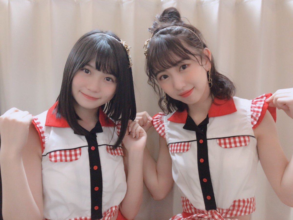 yuna_obata48's tweet photo. 今日ずっと一緒にいた熊崎さん！

今度ね一緒に遊びに行く約束したんだ〜！😊✨

早く行きたいな〜！

そして今日の衣装一緒だったから写真撮ったよ✨

仲良し♡ https://t.co/k2nNisusCS