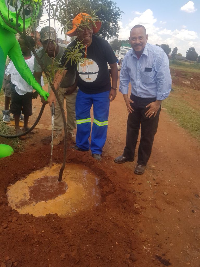 CityofJoburgZA's tweet photo. #Aresebetseng cleanup^TK https://t.co/9zeIWFY0MH