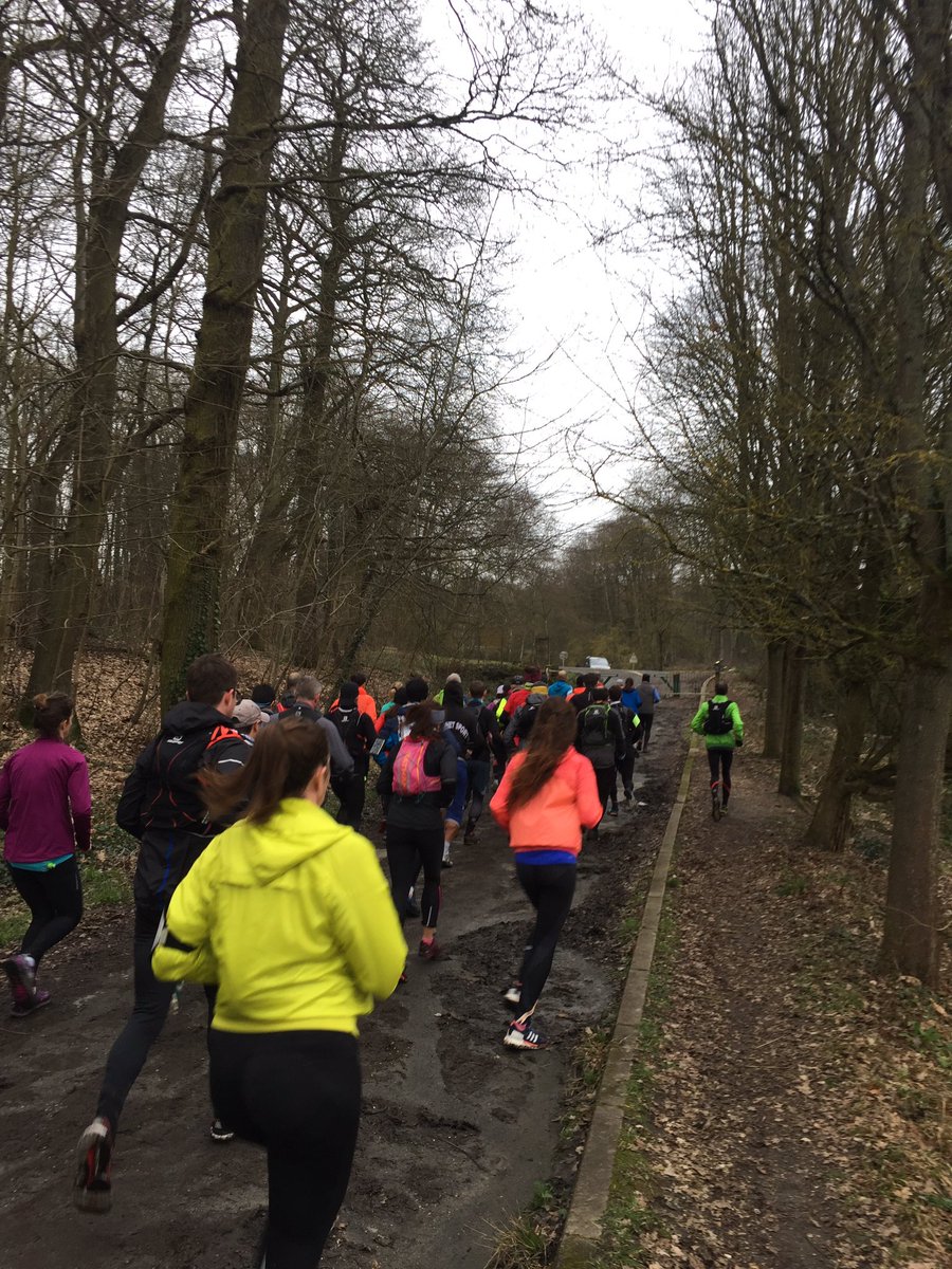 MacLoBateman's tweet photo. Belle reco @EcoTrailParis ce matin et test des #manchons de compression @Thuasne Sport 💪@alexlaponce @ludoblache https://t.co/p1XCd9Vxws