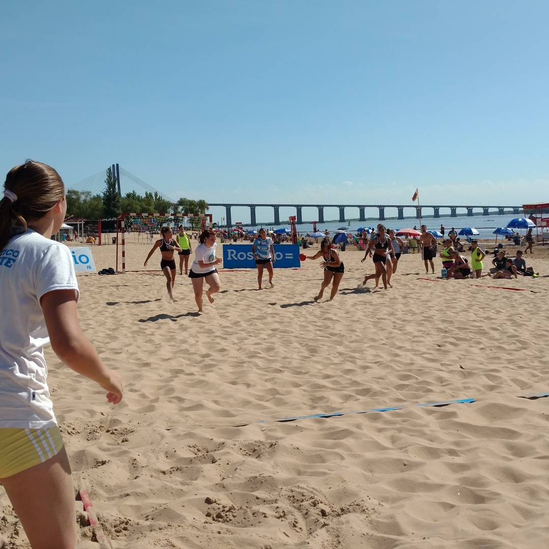 RosarioHandball's tweet photo. Con un espectacular día, ya inició el Beach Handball 2018! https://t.co/AIyCBA5aBF