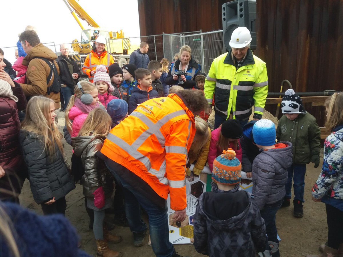 dijkameland's tweet photo. Wat was het leuk! De tijdcapsule staat op z’n plek en binnenkort gaat er grond overheen. Bedankt voor alle boodschappen voor de toekomst en jullie komst naar de duiker! @HerikSliedrecht @JansmaDrachten  @wetterskip  #debouwmaakthet https://t.co/T3qLfeIzvr
