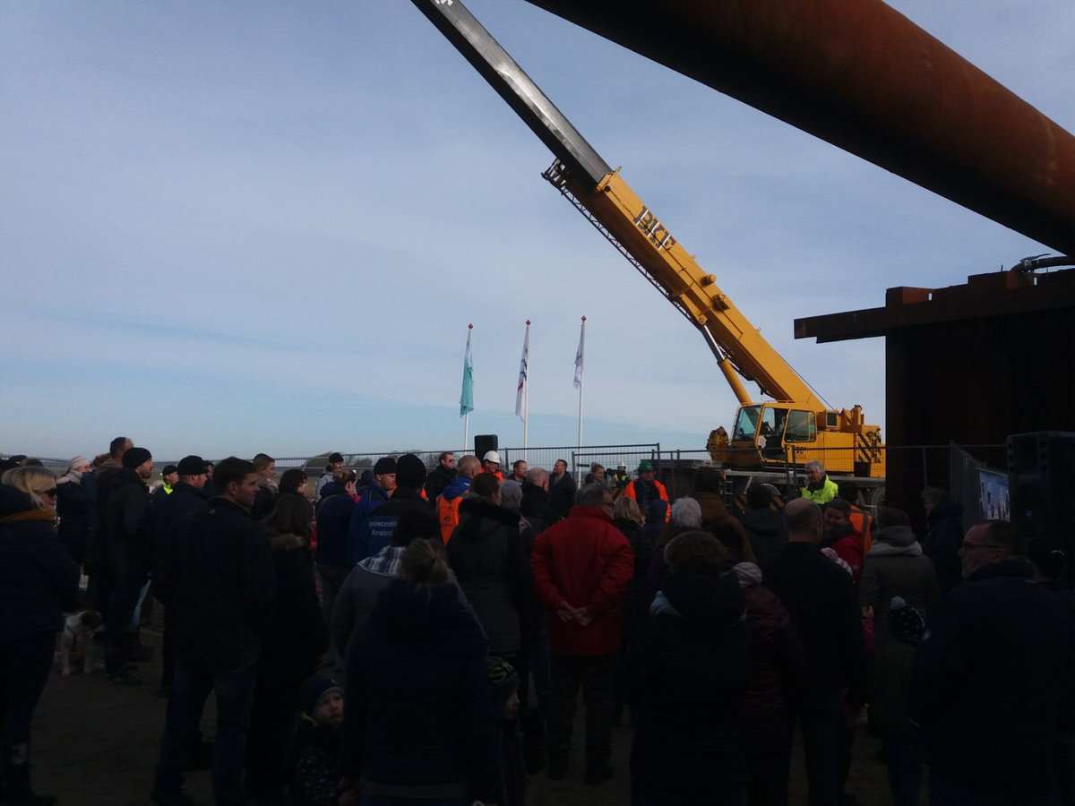 Wat was het leuk! De tijdcapsule staat op z’n plek en binnenkort gaat er grond overheen. Bedankt voor alle boodschappen voor de toekomst en jullie komst naar de duiker! <a href="/HerikSliedrecht/">Van den Herik</a> @JansmaDrachten  <a href="/wetterskip/">Wetterskip Fryslân</a>  #debouwmaakthet