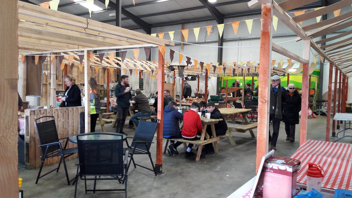 Saturday lunch at the market #local #letterkenny with <a href="/StreetfoodLK/">Street Food Srilanka</a> <a href="/calisecoffee/">Calise</a> <a href="/ballyholeyfarm/">Ballyholey Farm Shop</a> <a href="/lefournilbread/">Donegal Craft Bakery</a>