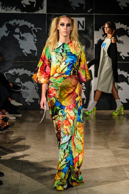 VIN + OMI #londonfashionweek2018 always question the damage we are doing to the environment and the design duo wholeheartedly embrace sustainability in their use of fabrics and in their underlying inspiration: fashioncapital.co.uk/london-fashion…