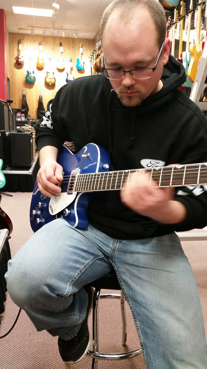 JenJen554V's tweet photo. What a great Valentines/Birthday week/weekend w my love. Got to celebrate his birthday w loved ones and he finally found his new Guitar. https://t.co/N3KR6v91T3