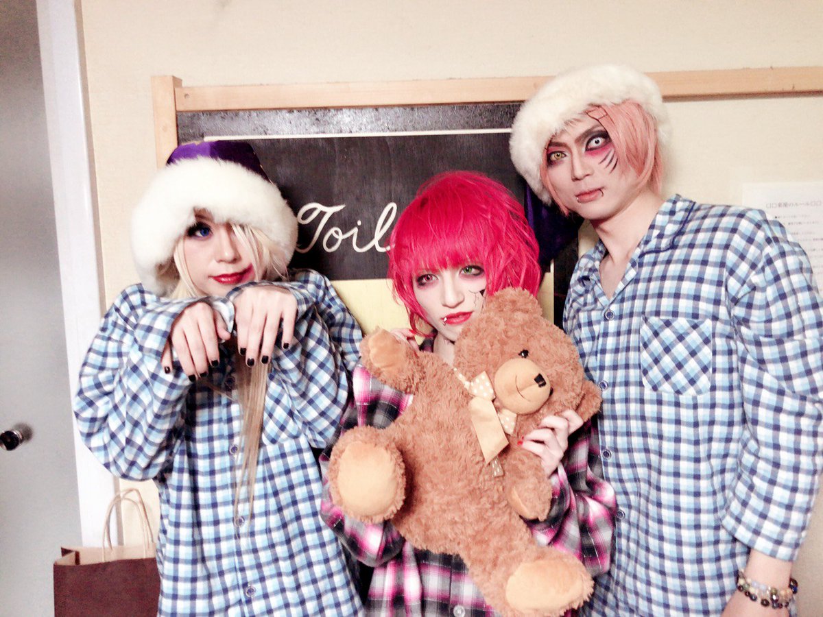 sorosoronerukor's tweet photo. 2018.02.17
セットリスト

1.NEVERLAND
2.マイケルくんの唄〜忘れられたぬいぐるみの叫び〜
3.FAKE
4.Welcome to WONDERLAND ←New!!
5.星ノ旅

お分かりいただけたであろうか？
2枚目の右側に映り込む瑠衣くんの姿が…。
@rui1210_

次回は2018.02.26 みんなのワンダーランド!!

オヤスミナサイ...zzZ https://t.co/tVBpmtoECq