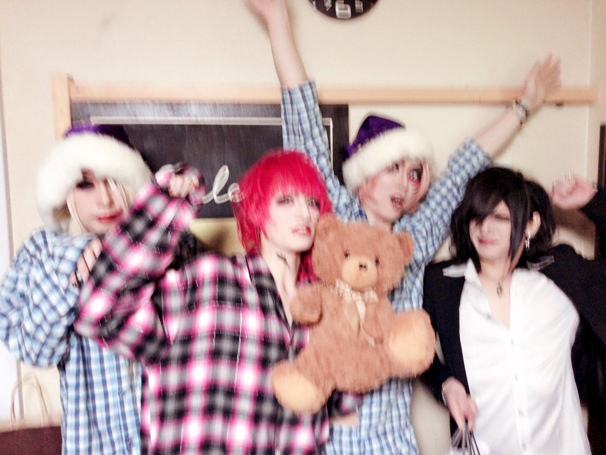 sorosoronerukor's tweet photo. 2018.02.17
セットリスト

1.NEVERLAND
2.マイケルくんの唄〜忘れられたぬいぐるみの叫び〜
3.FAKE
4.Welcome to WONDERLAND ←New!!
5.星ノ旅

お分かりいただけたであろうか？
2枚目の右側に映り込む瑠衣くんの姿が…。
@rui1210_

次回は2018.02.26 みんなのワンダーランド!!

オヤスミナサイ...zzZ https://t.co/tVBpmtoECq