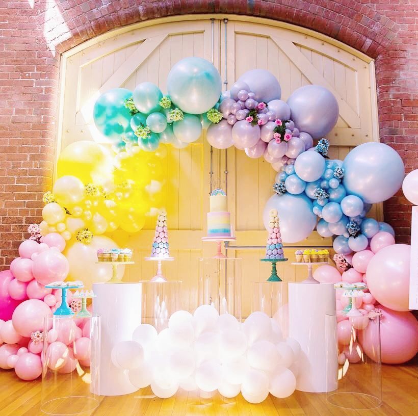 Nothing like a whimsical 🌈balloon arch to brighten your Saturday! #rg @boutiqueballoonsmelbourne