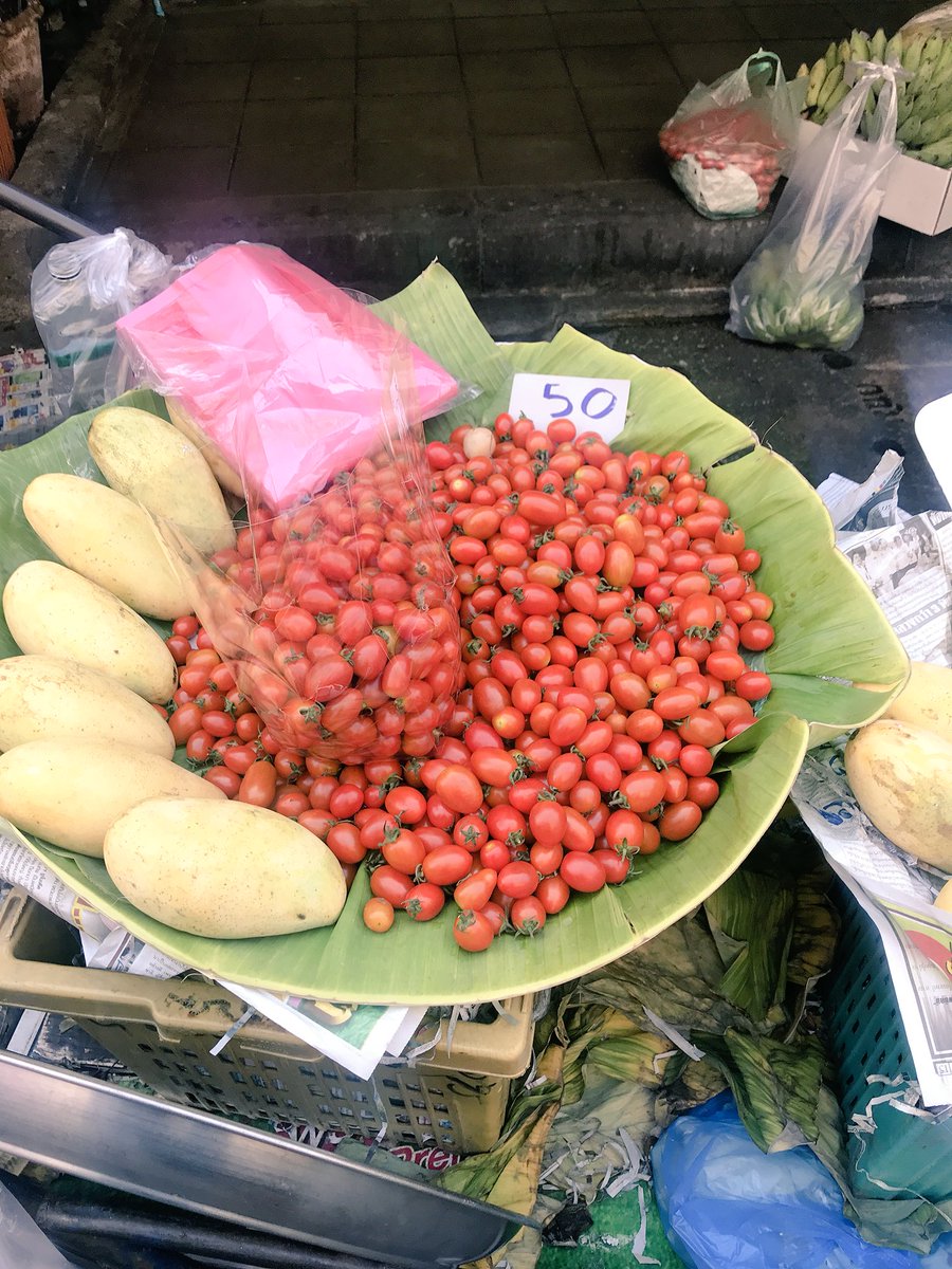 Ich bin im Obst- und Gemüseparadies gelandet😍Wer hätte gedacht, dass ich mich jemals so auf Tomaten freue. Vor zwei Tagen hätte ich in #Tokio locker noch das 5-fache gezahlt 💸#erlebees #andereländeranderepreise #thailand #Bangkok #streetfood