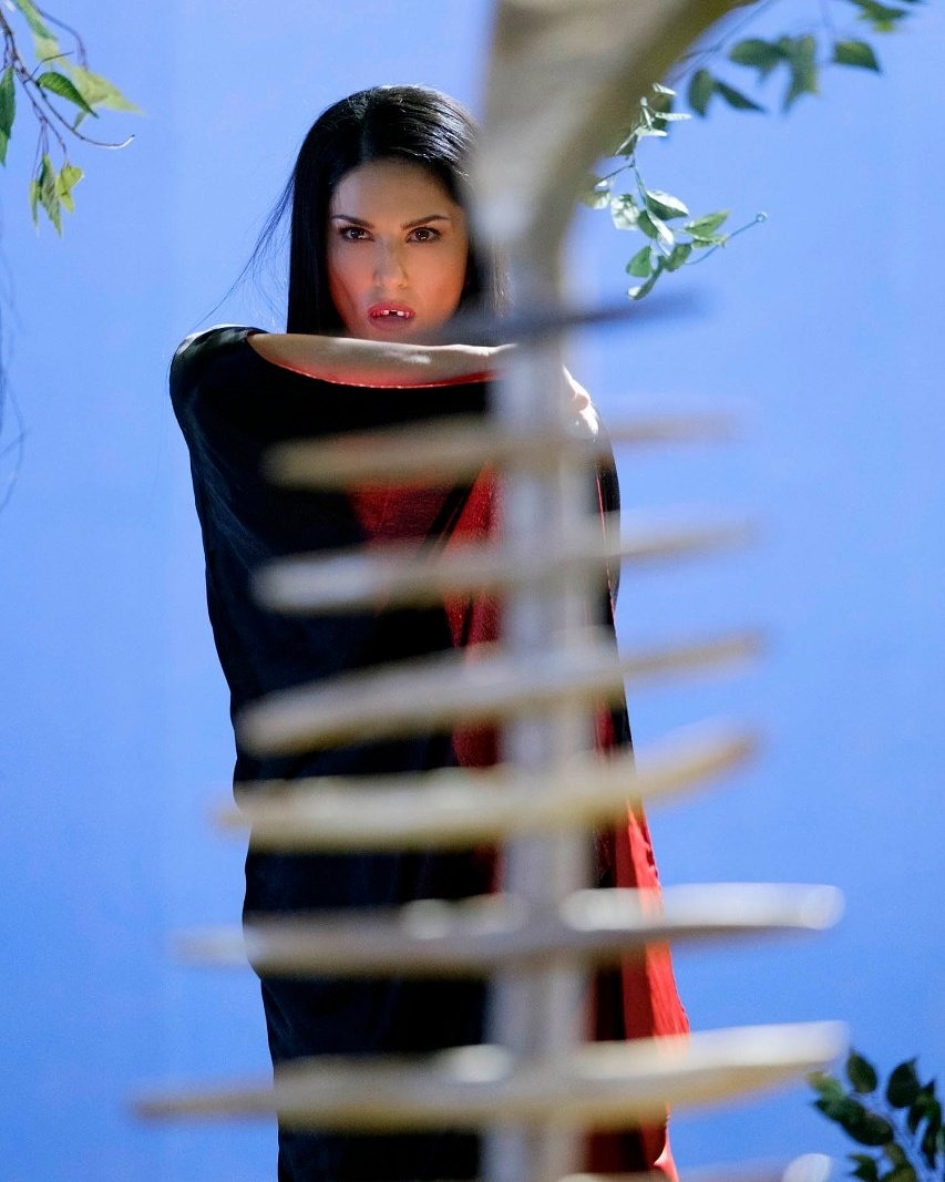TCinemaTrends's tweet photo. #SunnyLeaone #toothvampire ⚰️ @SunnyLeone 👻 https://t.co/mcY7Hgvha1
