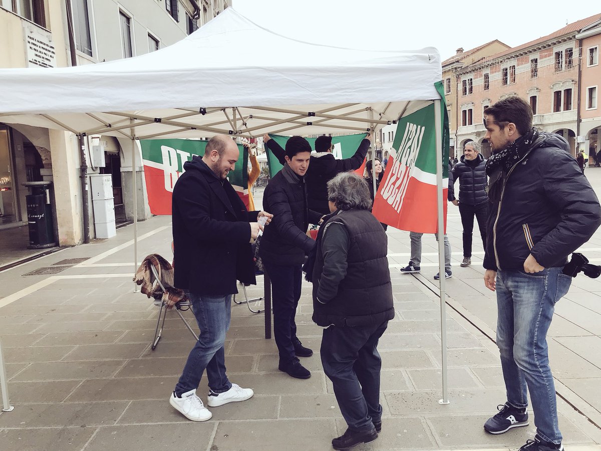 renatobrunetta's tweet photo. Ora in piazza a #Mestre con i giovani di @forza_italia! 

#4marzovotoForzaItalia https://t.co/CUiEwOXbWC