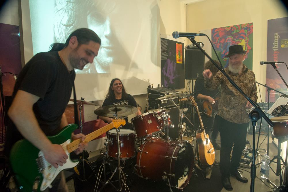 EmilioSorrident's tweet photo. The Show with Twink was great. We did 'Think Pink in its entirety and it was the first time ever for him (I didn't knew before). We played Syd's songs too. This picture shows the Joy. Let it flow #FromTheShell @SpinosaNico @SOund36 @RNCmusic @RosManica #IrregularForever https://t.co/pHTePxI96q