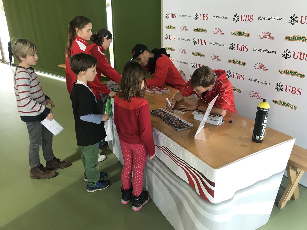 SwissAthletics's tweet image. Autogrammstunde mit Christopher Ullmann und @LVLRunner an der #HallenSM2018 in #Magglingen! @UBSathletics