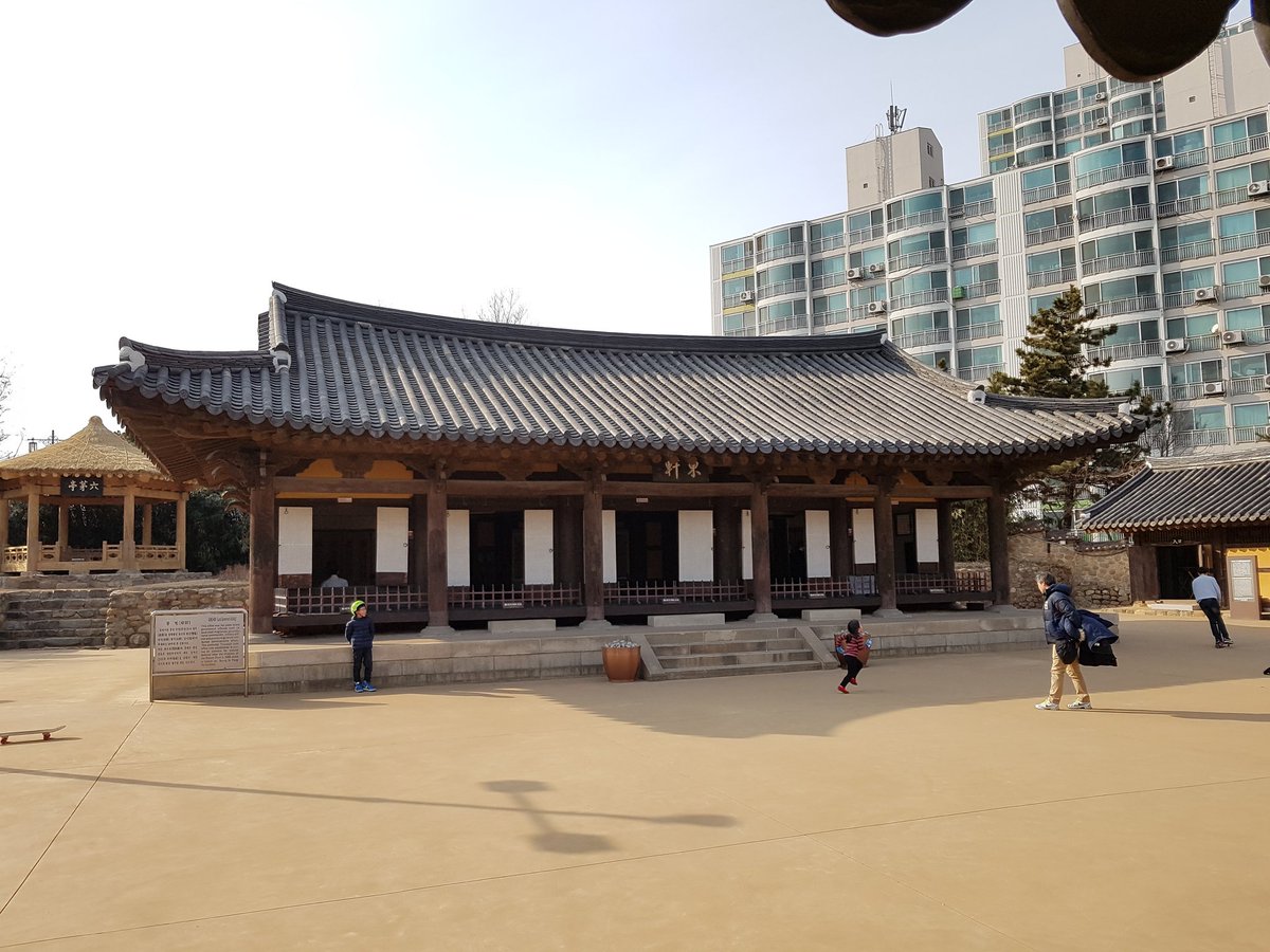 daejoyong's tweet photo. @LC__Ashley @LC__Sojung @heejun_han @LC__zuny @loonatheworld 새해 복 많이 받으세요。
제가 항상 그대들을 응원하겠습니다~👍
新年快樂。我會一直支持你們！
#Ashley #Sojung #Zuny 
#HeejunHan #Vivi(#黃珈熙)
사진은 제가 어제 설날[春節]에 갔던 #화도진(#花島鎭) 유적 안에 있는 동헌(東軒)입니다. 화도진은 조선(朝鮮) 말기에 축조된 군사 진영(鎭營)입니다. https://t.co/p521CpkP4D