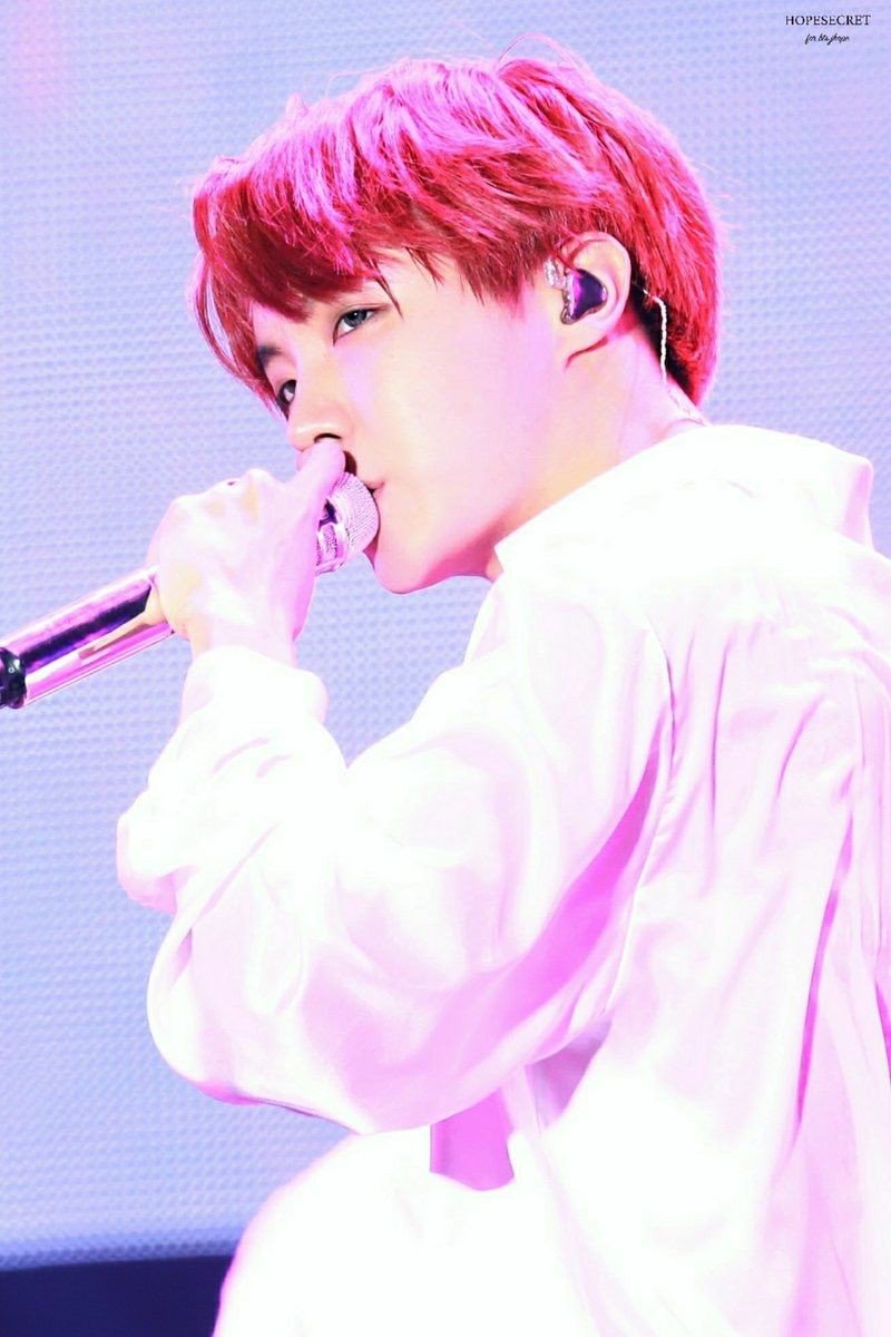 _1bts3_'s tweet photo. #HappyJHOPEday 

생일 축하합니다 🐴💓 https://t.co/rV0idLDT3F