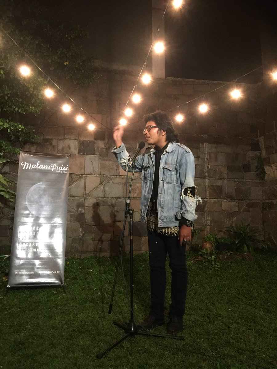 Wah pembaca puisi yang ini punya nama yang nama panjang sekali... #LovePoetry5 #MalamPuisi
