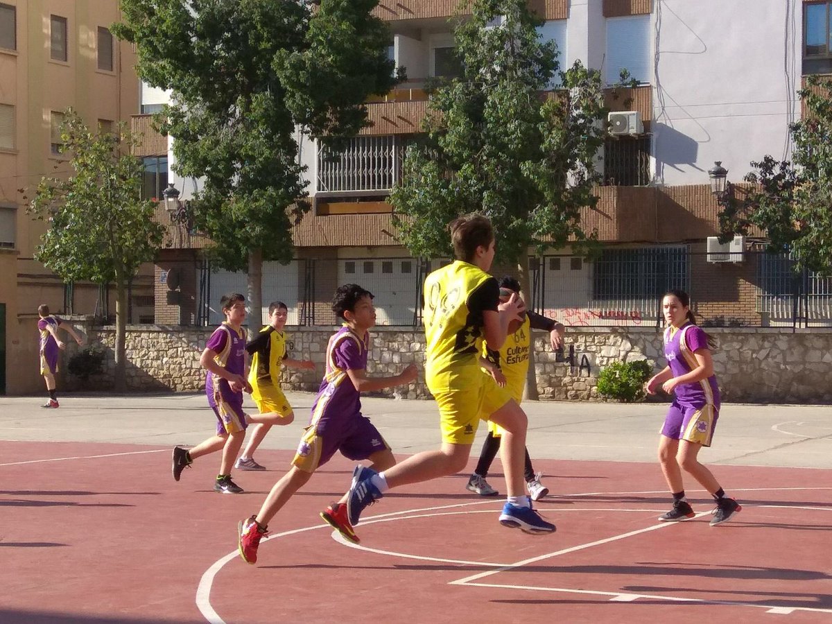 BsktComeniusVlc's tweet photo. Infantil masculino.
Prácticas 41 - 81 Basquet Comenius 04.
Con idea de demostrar una defensa contundente Los nuestros han apretado de lo lindo. Las diferencias en ataque han marcado el partido https://t.co/KUWTm65KI0