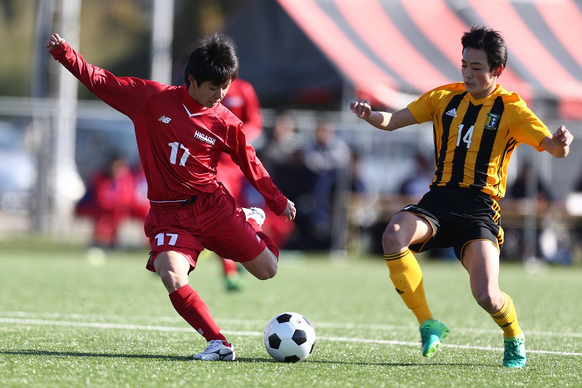 赤い彗星 東福岡高校サッカー 写真館 平成29年度第39回九州高校u 17サッカー大会 予選リーグ ２月17日 土 第１節 東福岡 東海大星翔 先制点の堺悠人選手以外にも多数の熊本出身選手が先発 吉岡幸陽選手 中村拓也選手 石原利玖選手 荒木遼太郎