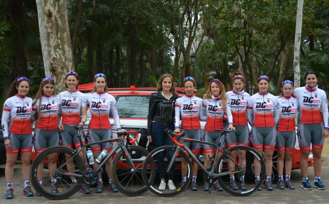 belencycling's tweet photo. Presentación oficial del equipo @dcridevektor antes de la salida de la cuarta etapa de la @VCANDALUCIA
Después entrenamiento por la sierra sur de Sevilla.
Muchas gracias @DarioCataldo por estar con nosotras. https://t.co/VOVzQwD1T3