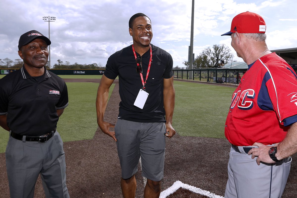 MLBDevelops's tweet photo. .@cgrand3 shows love his former team @uicflames at the #DawsonClassic! 🔥 https://t.co/AhW0VqLTQg