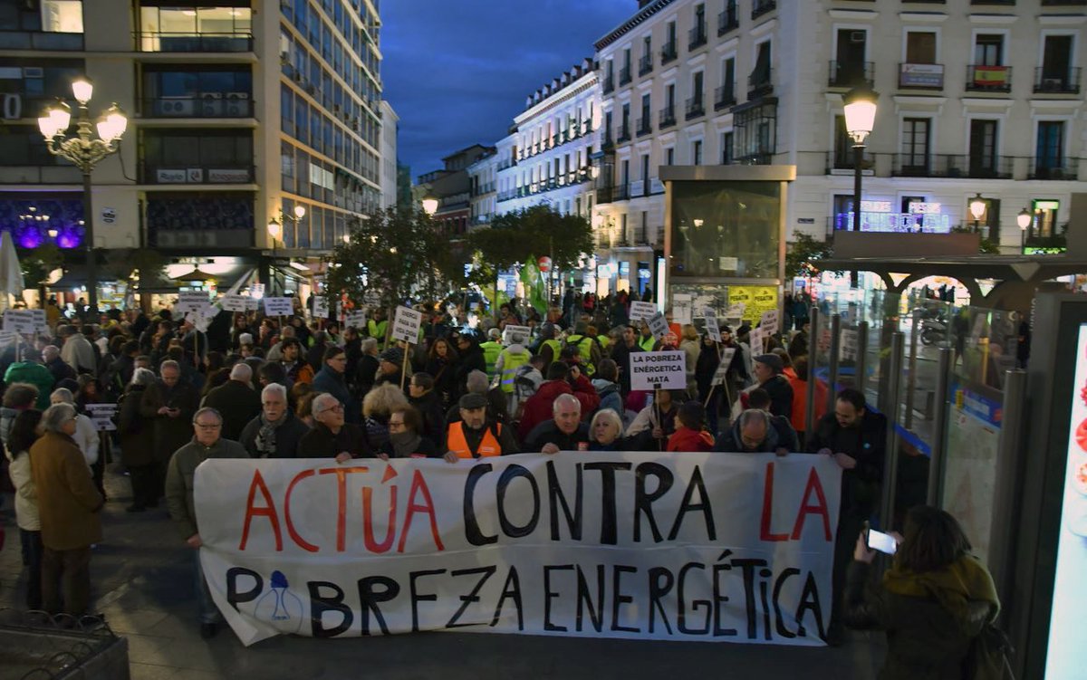 SocialcumbreS's tweet photo. #EnergiaParaTodas17F manifestación por el derecho social a un mínimo de energía que garantice una vida digna. Por una Ley para hacer frente a esta lacra social. La #PobrezaEnergetica mata. Fotos @AgustnMilln @NuModEnergetico @UGT_Comunica @CCOO @USOConfe https://t.co/nTgfmnXGVV